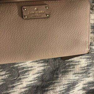 NWOT KATE SPADE LIGHT PINK ZIP AROUND WALLET, ZIP FOR COINS IN MIDDLE